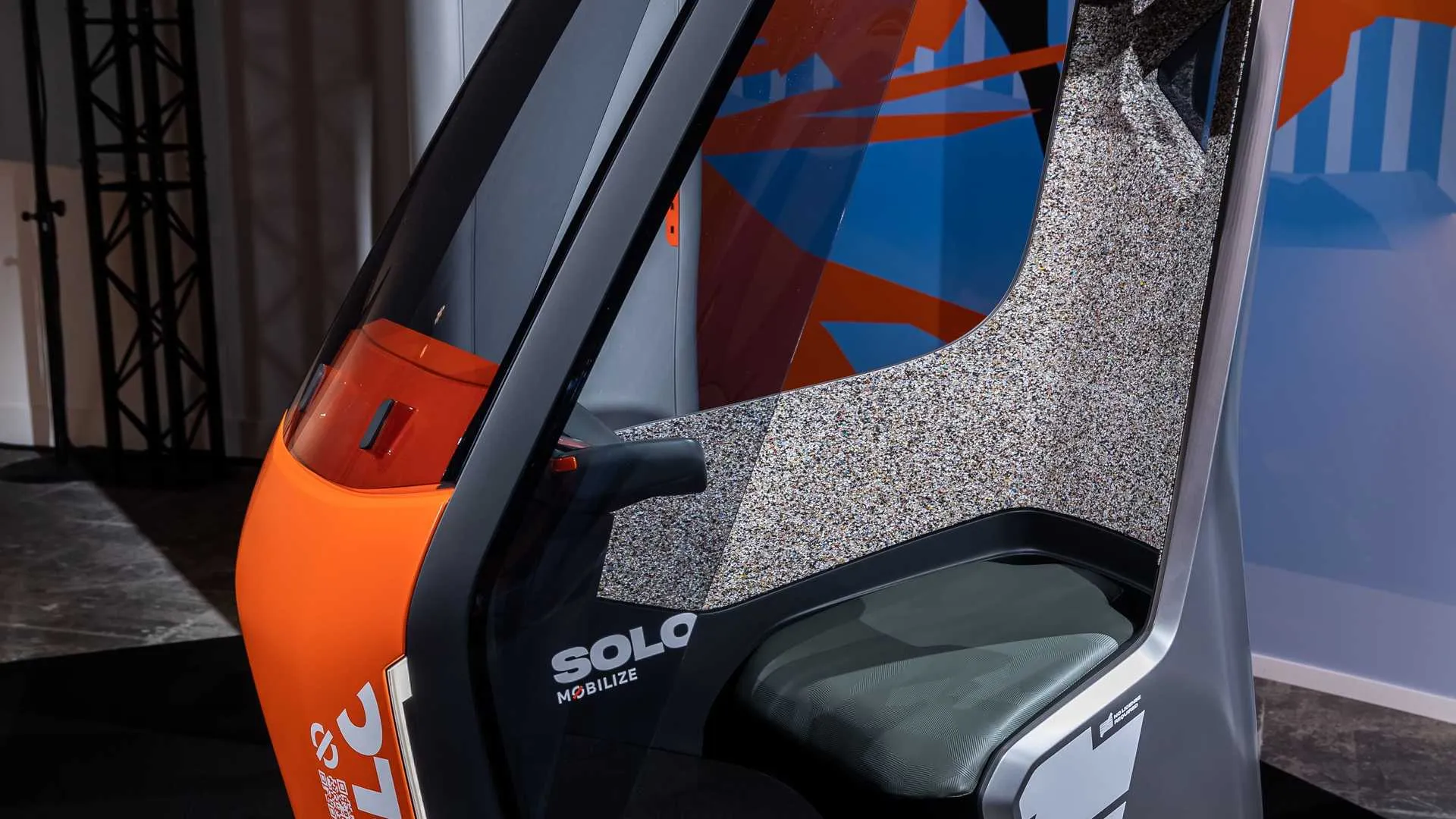 Người lái đi vào bằng lối cửa trái