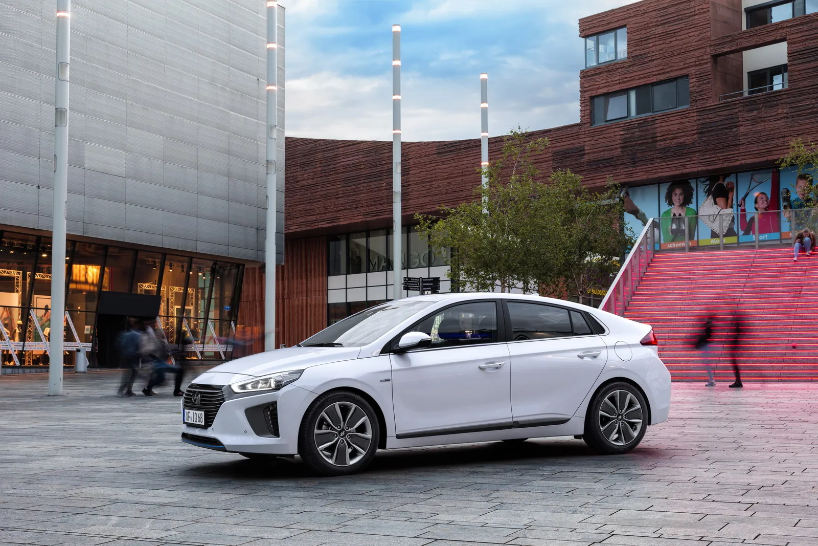 8428492b-2016-hyundai-ioniq-hybrid-6