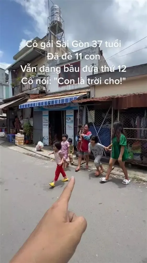 TP.HCM: Cặp vợ chồng nghèo sinh cả đàn con 11 đứa, chuẩn bị thêm con thứ 12 gây sốt mạng