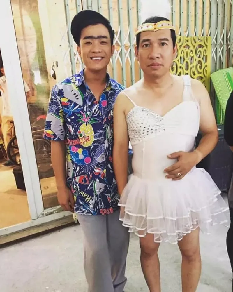Dân mạng bàn tán xôn xao bức ảnh NS Quang Thắng mặc váy ngắn cũn cỡn