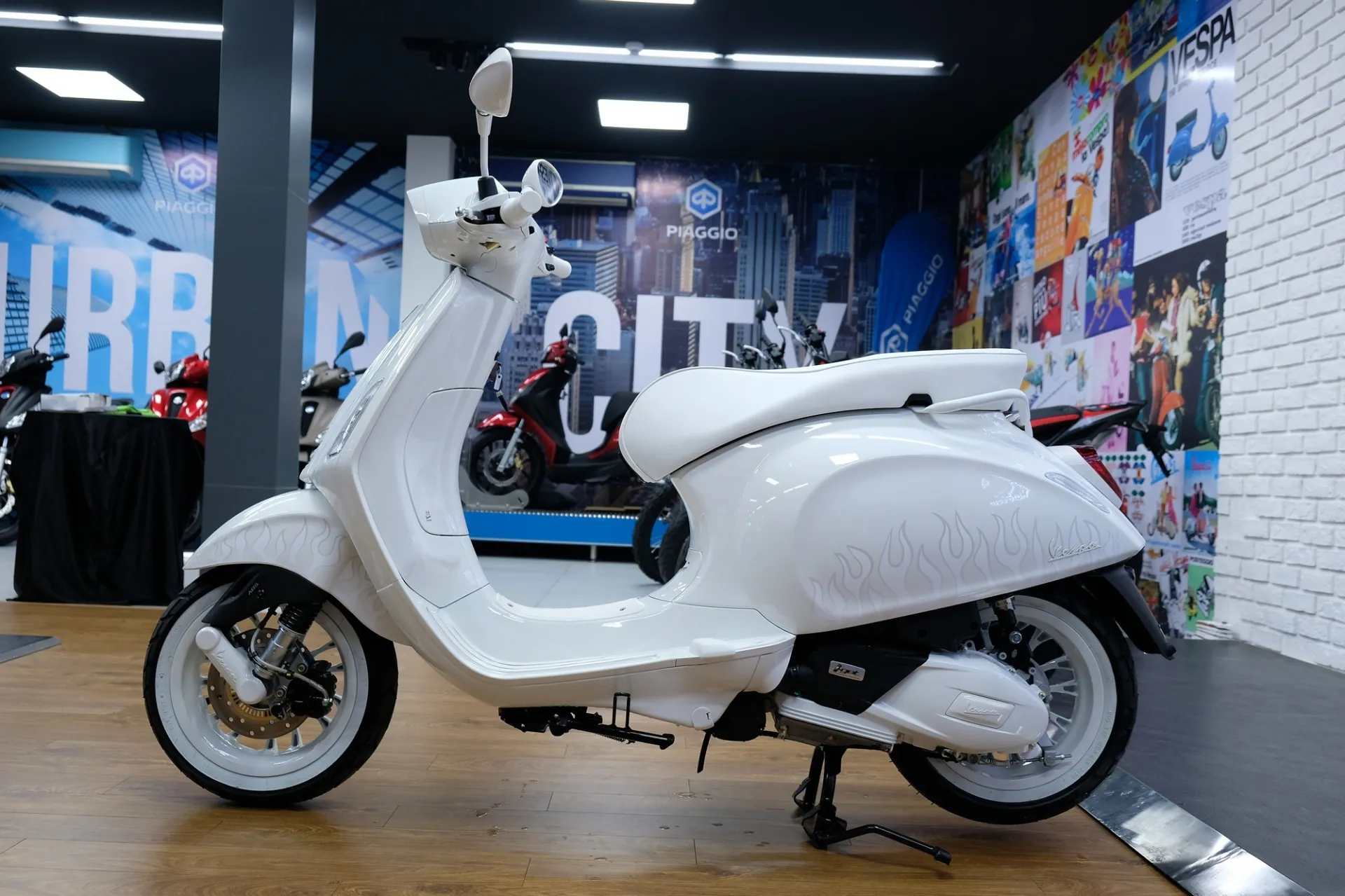 Cận cảnh chiếc Sprint Justin Bieber x Vespa giá 'nhẹ nhàng' chỉ từ 115,8 triệu đồng