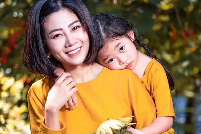 Ngỡ ngàng nhan sắc con gái Mai Phương và Phùng Ngọc Huy sau 2 năm mất mẹ