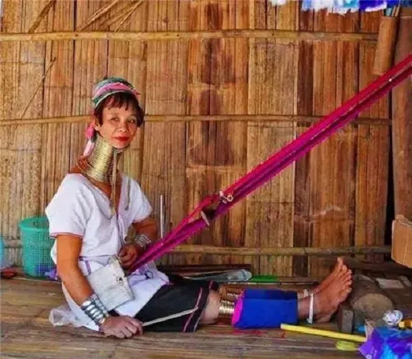 Bí ẩn về bộ tộc có truyền thống cho các cô gái đeo 25 chiếc vòng lên cổ 