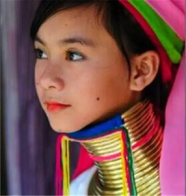 Bí ẩn về bộ tộc có truyền thống cho các cô gái đeo 25 chiếc vòng lên cổ 