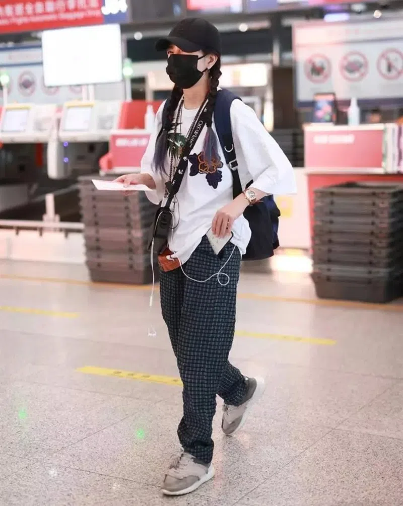 Triệu Vy gây bất ngờ với diện mạo khác lạ tại sân bay sau 1 năm bị cấm sóng