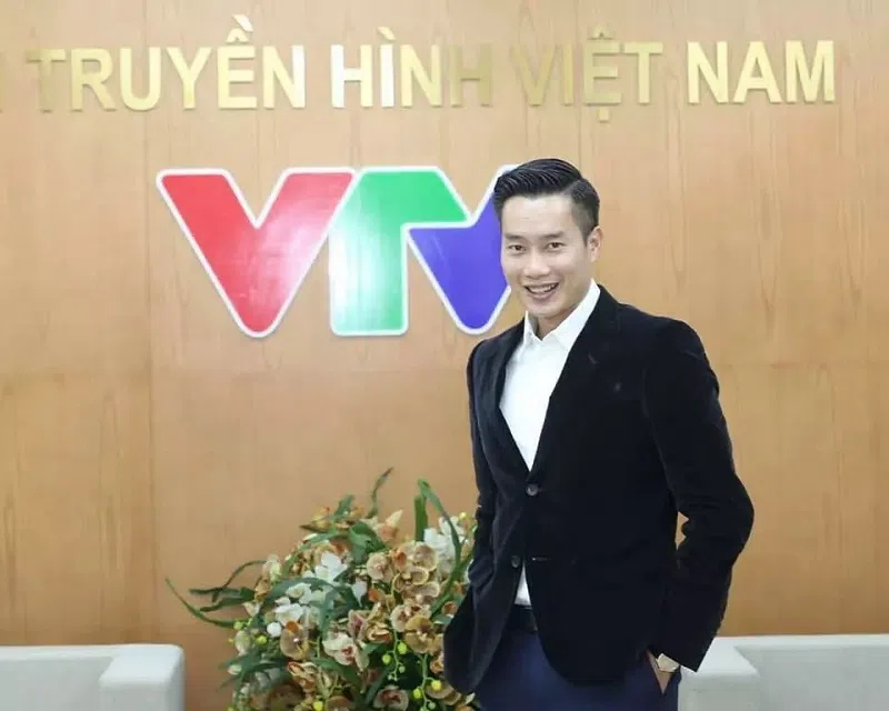 Sếp lớn VTV Hoa Thanh Tùng bất ngờ khoe vợ, nhan sắc gây ngỡ ngàng 