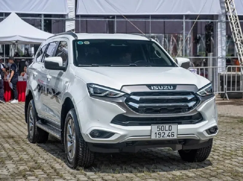 Isuzu mu-X 2022 giảm giá mạnh tay tại đại lý, quyết đối đầu Fortuner và Everest