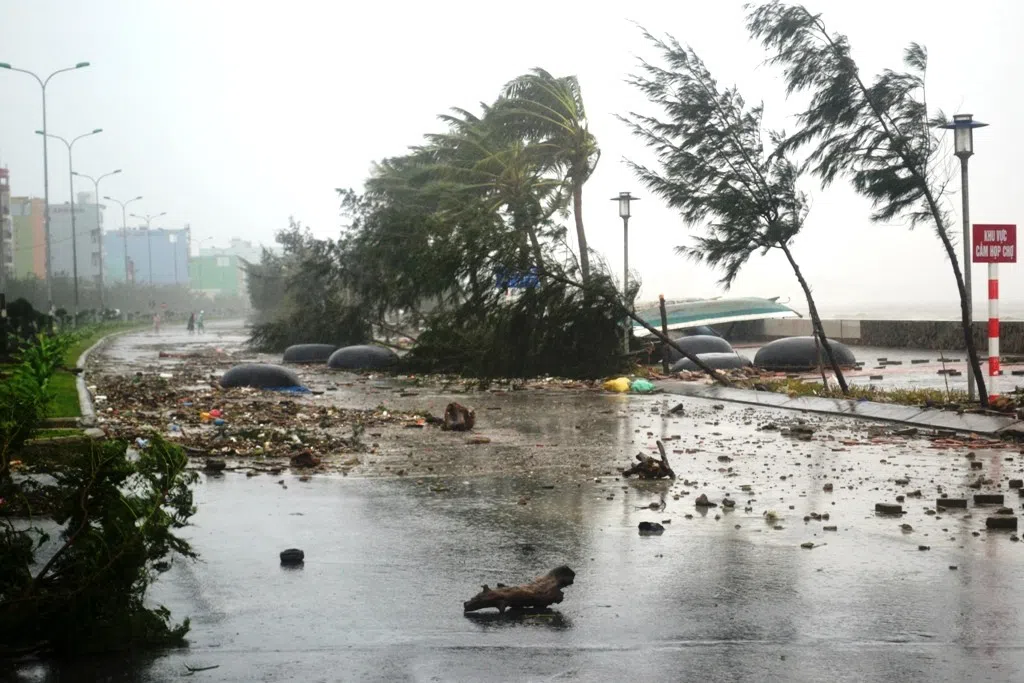 Tin bão khẩn cấp cơn bão số 2 trên biển Đông: Bão Mulan giật cấp 10 đổi hướng vào Quảng Ninh