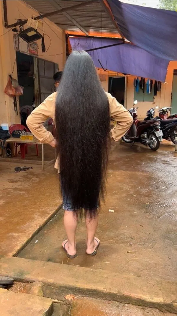 Người đàn ông Bình Phước nuôi mái tóc dài 1,35m mượt hơn cả con gái 
