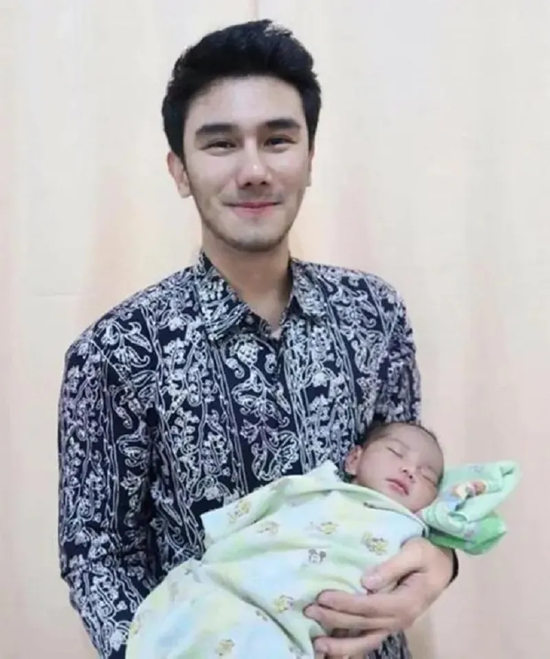 Nổi tiếng khi vừa lọt lòng, diện mạo em bé sơ sinh Thái Lan hiện tại gây bất ngờ