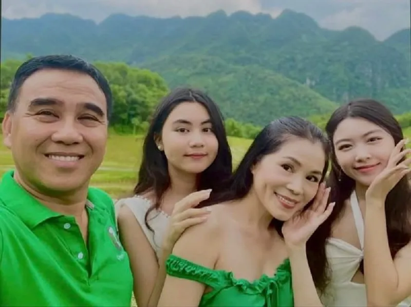 Gia đình hạnh phúc viên mãn của 'MC quốc dân' Quyền Linh, 2 con gái trở thành tâm điểm