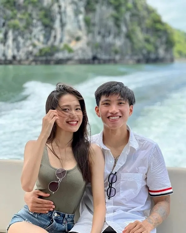 Không còn giấu giếm, Đoàn Văn Hậu chính thức công khai bạn gái hot girl