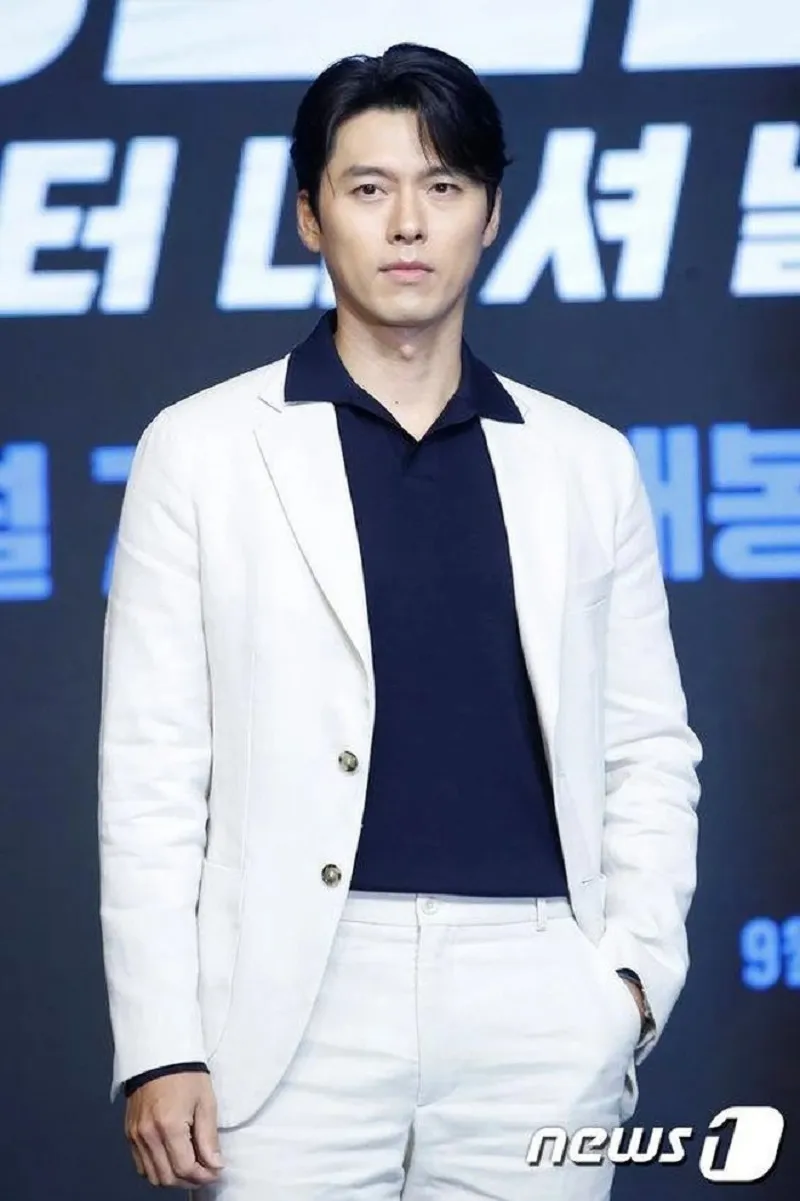 Hyun Bin xuất hiện công khai trở lại ngay lập tức gây sốt với biểu cảm cười ngại ngùng