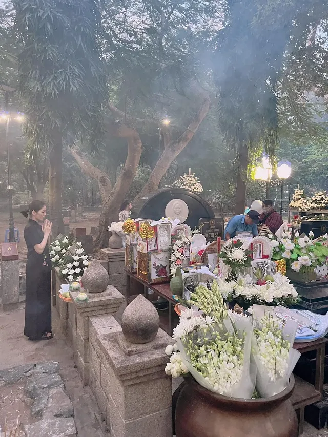 Lệ Quyên tay trong tay cùng tình trẻ đi lễ chùa, phản ứng của dân mạng mới bất ngờ