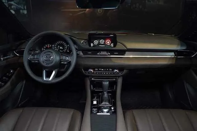 Mazda6 tung ưu đãi giảm giá 60 triệu đồng, cạnh tranh cực gắt với Camry và K5