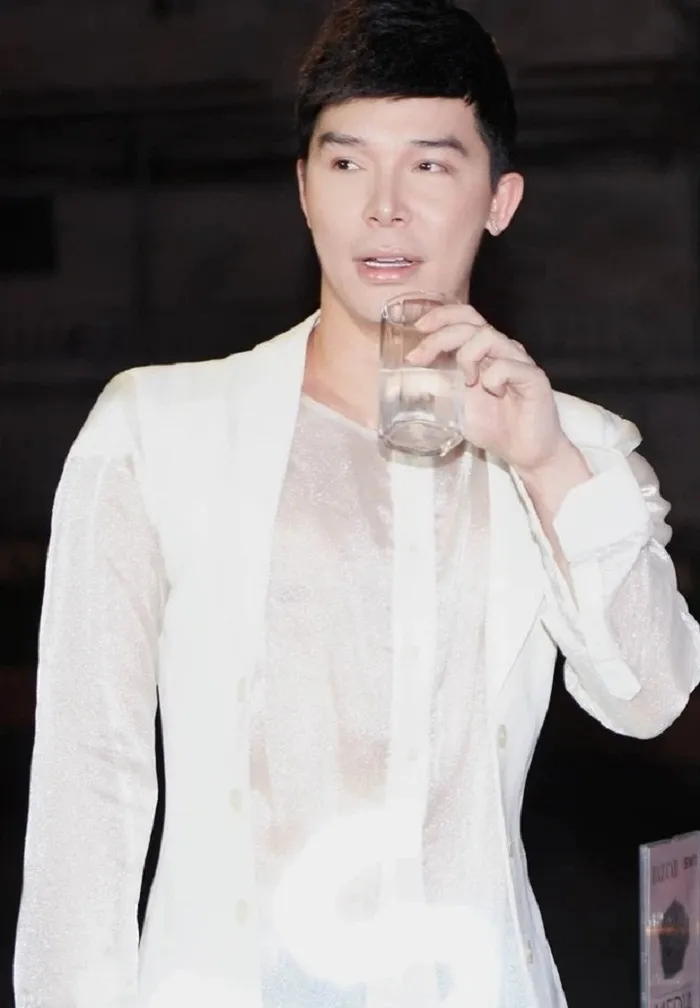 Thủy Tiên thanh minh giữa drama hát 'chùa', Nathan Lee tiếp tục 'vỗ mặt' cực gắt