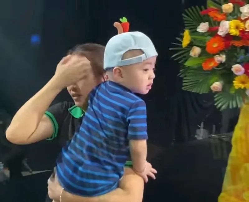 Xúc động hình ảnh con trai út cố ca sĩ Phi Nhung trước bàn thờ mẹ nuôi