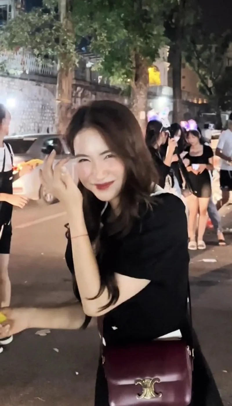 Sợ bị đám đông bủa vây, Hòa Minzy hóa trang 'quậy banh' phố đi bộ đêm Trung thu