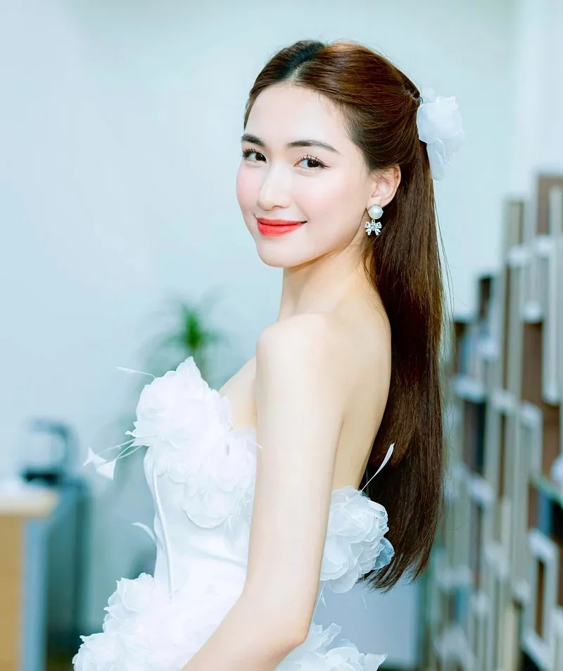 Sợ bị đám đông bủa vây, Hòa Minzy hóa trang 'quậy banh' phố đi bộ đêm Trung thu