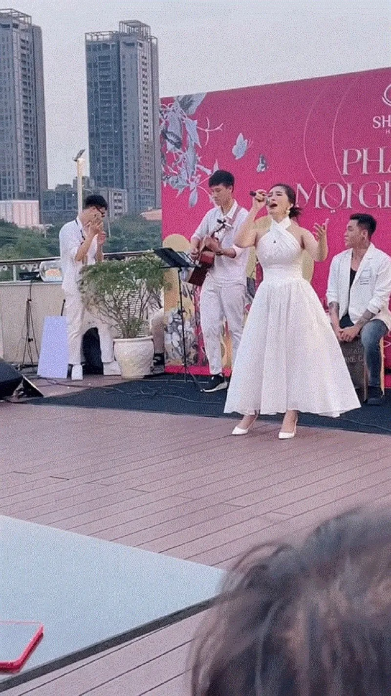 Biểu cảm kém duyên của Thiều Bảo Trâm dành cho Lương Bích Hữu gây tranh cãi