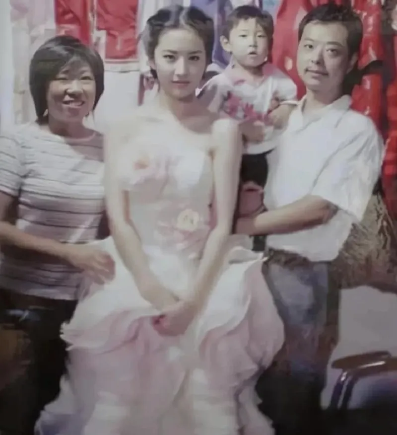 Thanh niên khoe ảnh cưới của mẹ, dân tình ngỡ ngàng tưởng Lưu Diệc Phi
