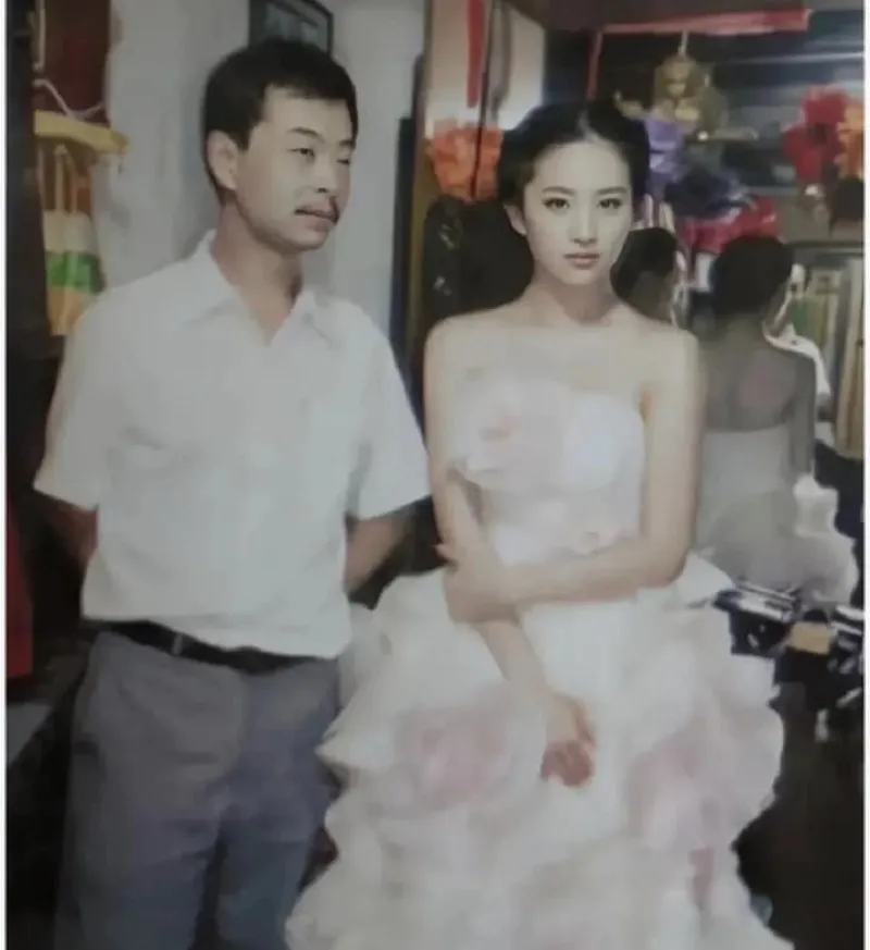 Thanh niên khoe ảnh cưới của mẹ, dân tình ngỡ ngàng tưởng Lưu Diệc Phi