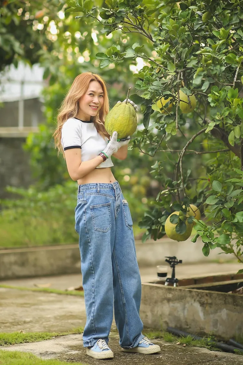 Rút kinh nghiệm, Mỹ Tâm khoe eo con kiến trong loạt ảnh làm vườn mới