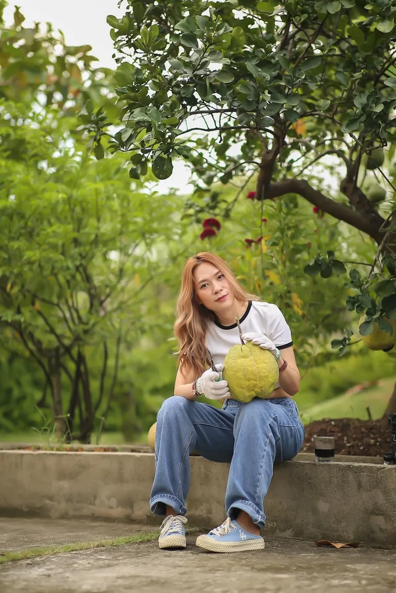 Rút kinh nghiệm, Mỹ Tâm khoe eo con kiến trong loạt ảnh làm vườn mới