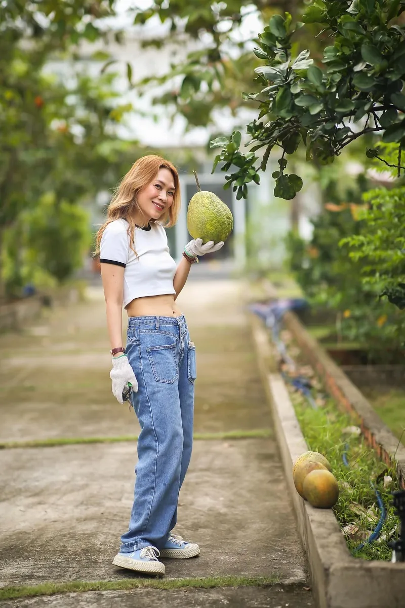 Rút kinh nghiệm, Mỹ Tâm khoe eo con kiến trong loạt ảnh làm vườn mới