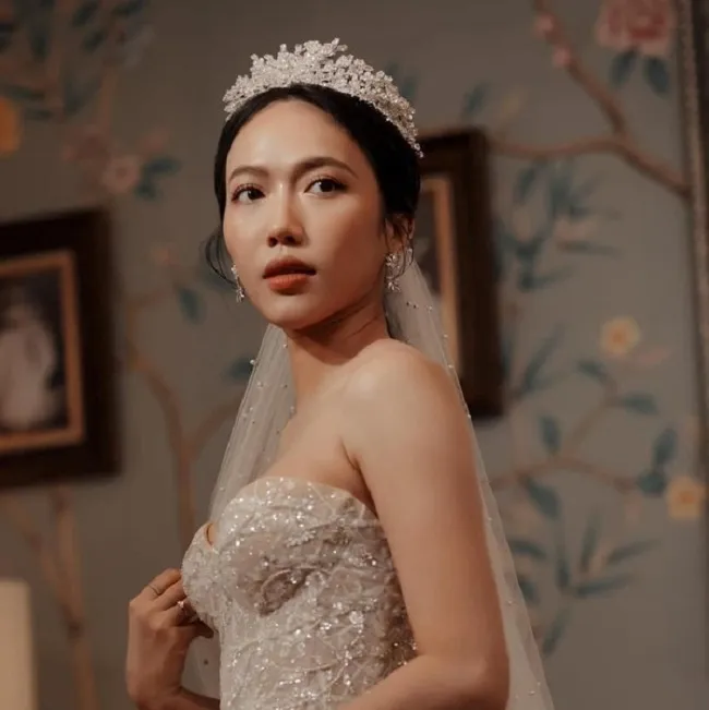 Bất ổn như Diệu Nhi, đi thử váy cưới cũng vướng drama