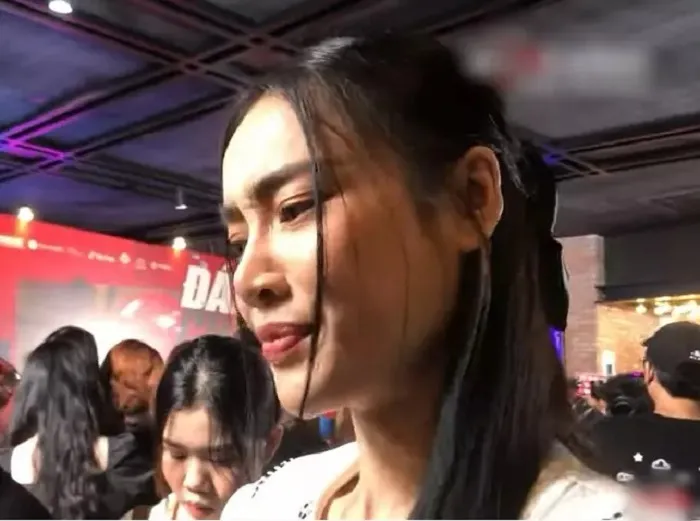 Dân tình bàn tán nhan sắc Nhã Phương trong ảnh tự đăng và chụp lén