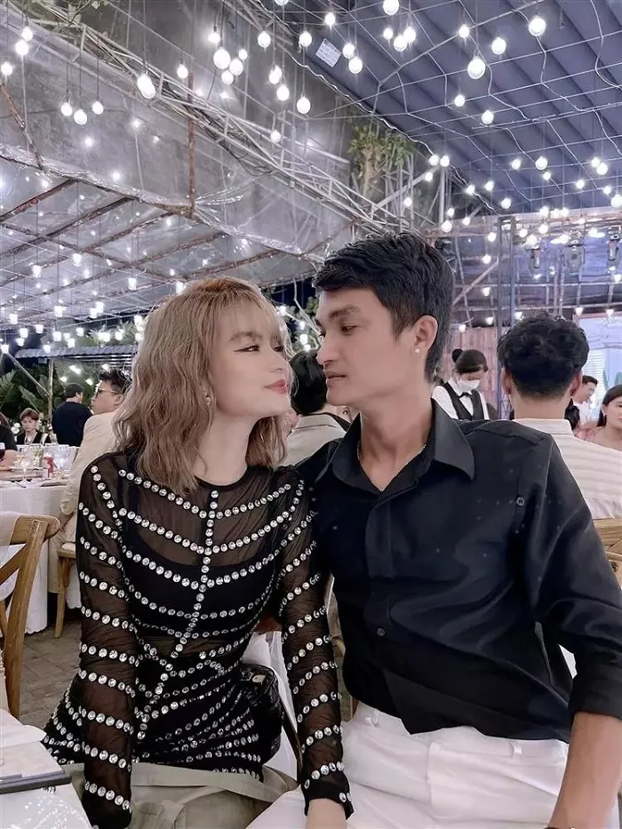 Nhan sắc như búp bê của vợ Mạc Văn Khoa gây xôn xao cõi mạng