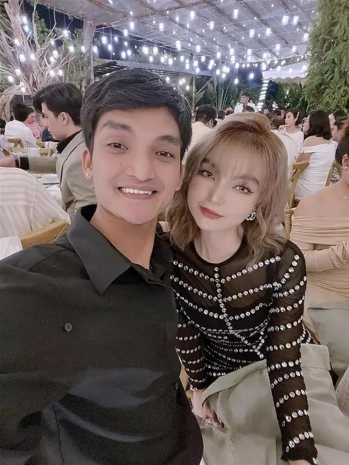 Nhan sắc như búp bê của vợ Mạc Văn Khoa gây xôn xao cõi mạng