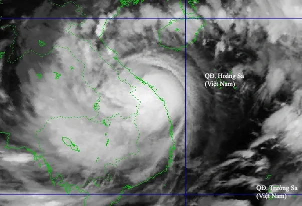 Bão Noru càn quét miền Trung thổi bay nóc nhà, mưa lớn kéo dài mất điện diện rộng