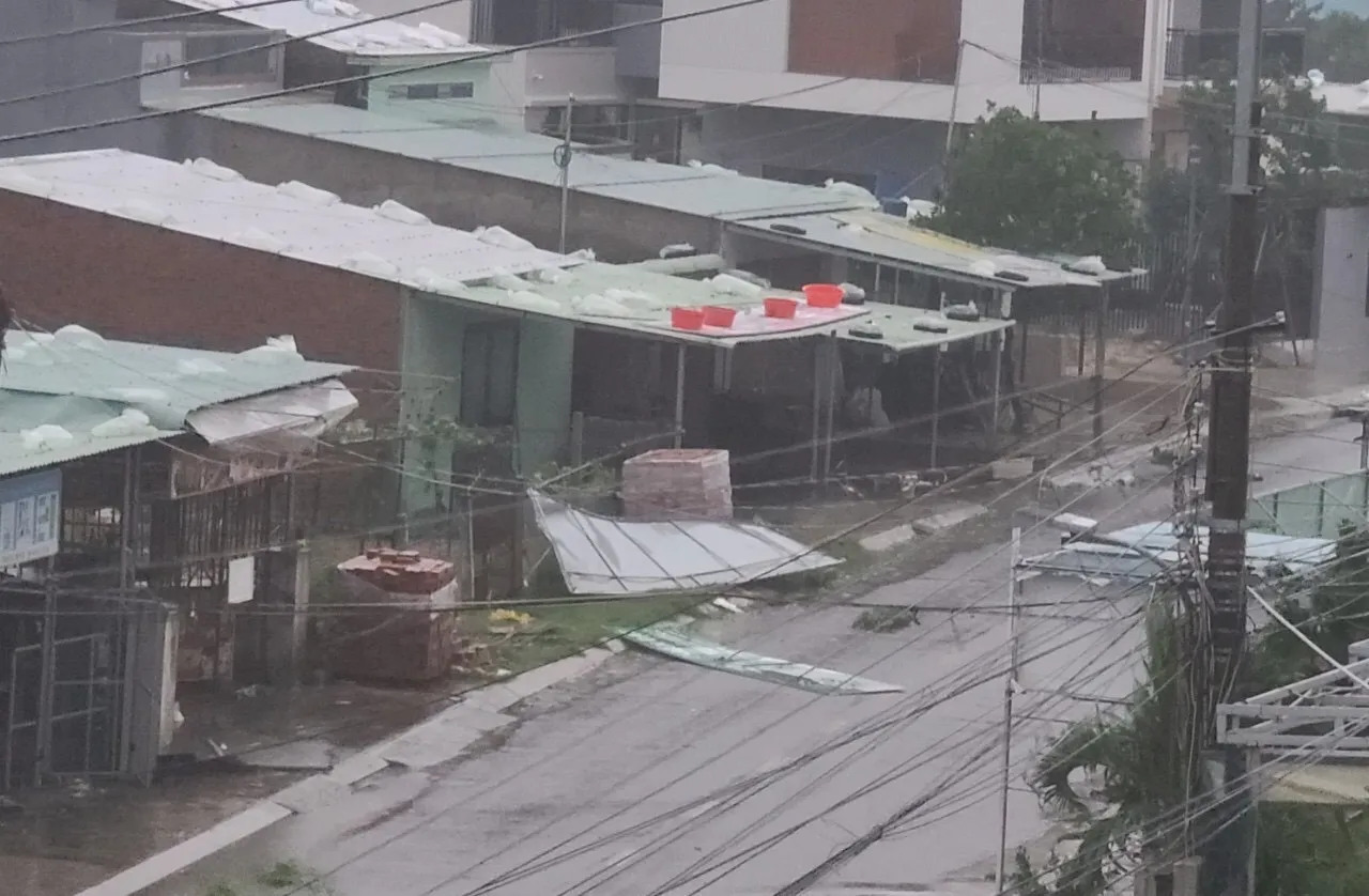 Bão số 4: Quảng Bình tìm thấy thuyền viên rơi xuống biển, Đà Nẵng chưa ghi nhận thiệt hại về người