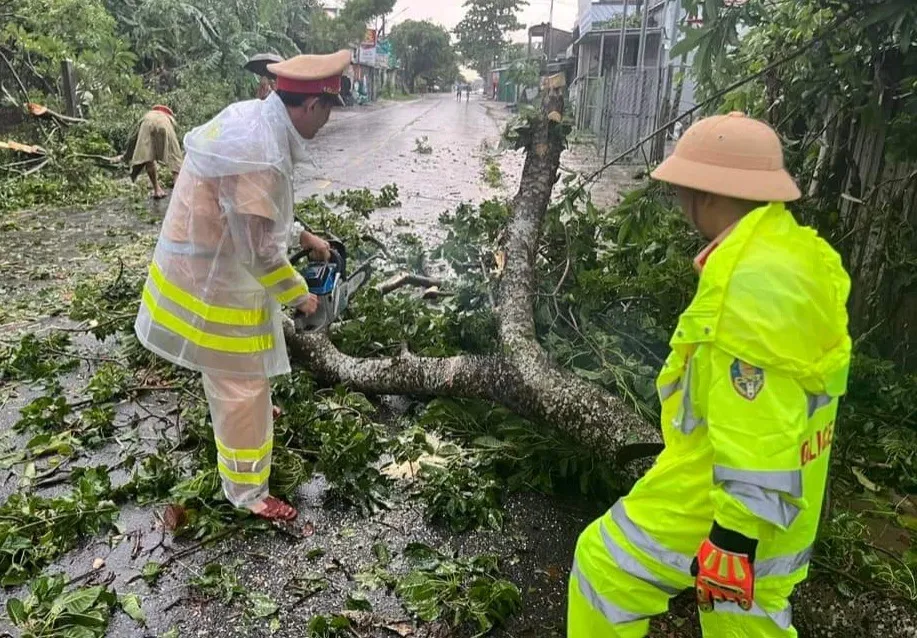 Bão số 4: Quảng Bình tìm thấy thuyền viên rơi xuống biển, Đà Nẵng chưa ghi nhận thiệt hại về người