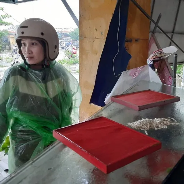 Xót xa cảnh tiệm vàng bị lốc cuốn sạch trước bão, bà con hết lòng giúp thu gom