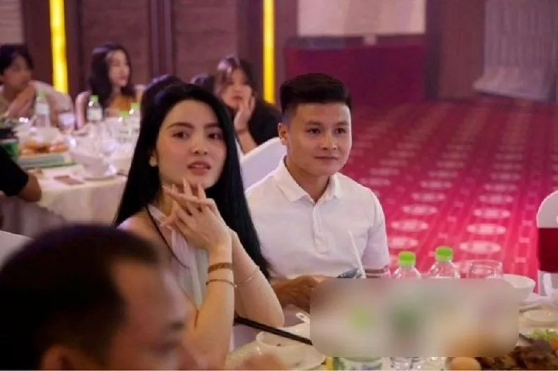 Chu Thanh Huyền lặng lẽ đi xem Quang Hải đá bóng, nhan sắc gây chú ý