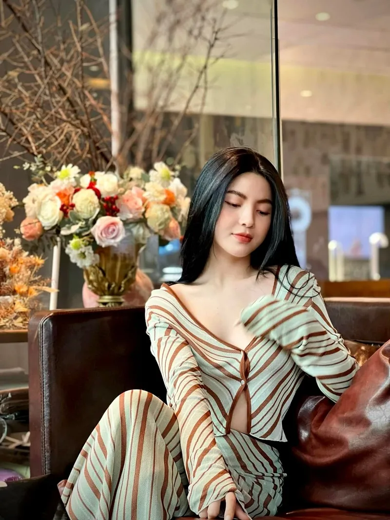 Chu Thanh Huyền lặng lẽ đi xem Quang Hải đá bóng, nhan sắc gây chú ý