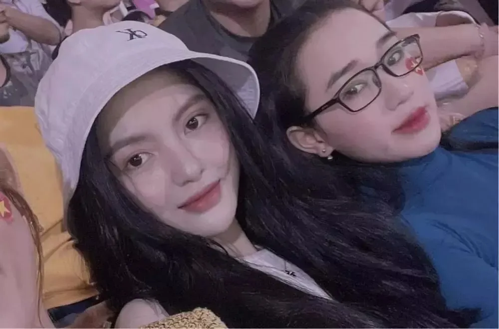 Quang Hải và bạn gái bịn rịn ở sân bay trước giờ lên đường sang Pháp