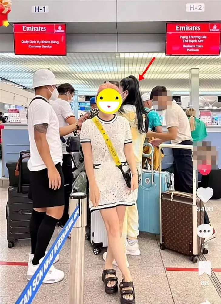 Quang Hải và bạn gái bịn rịn ở sân bay trước giờ lên đường sang Pháp