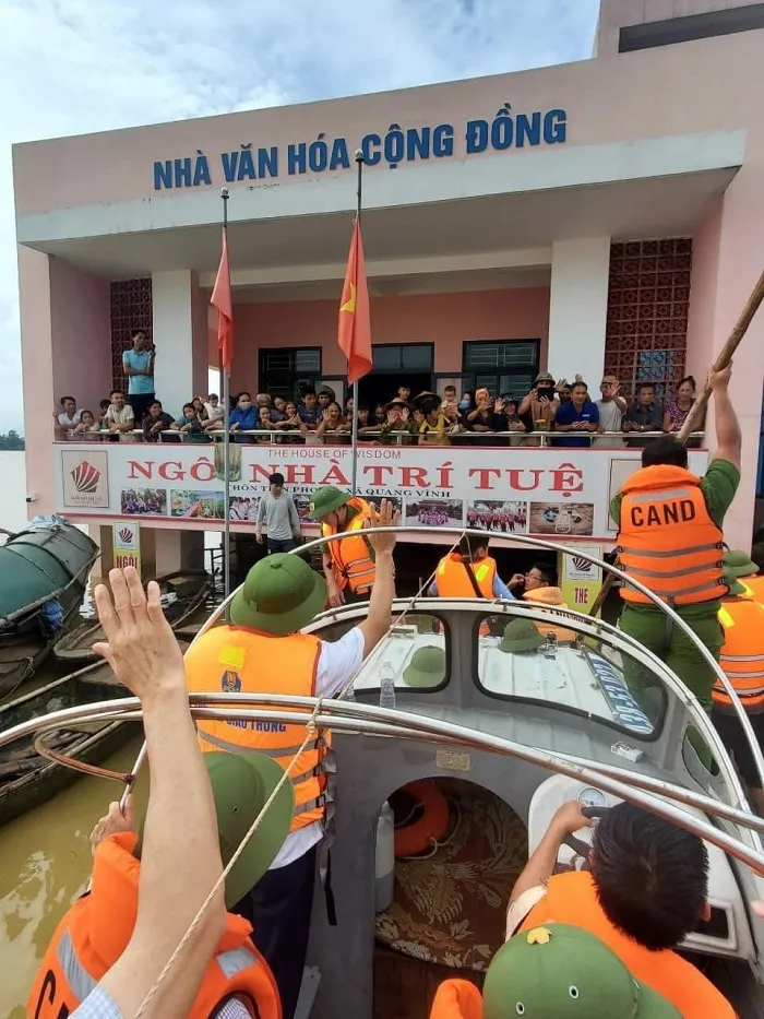 Thủy Tiên khẳng định giá trị thiết thực của nhà chống lũ được xây dựng từ tiền quyên góp năm 2020