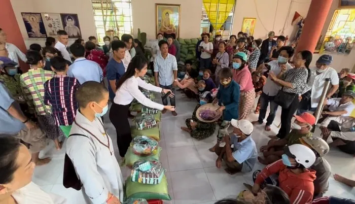 Không kèn trống, bắt gặp ca sĩ Thủy Tiên âm thầm đi từ thiện miền Trung