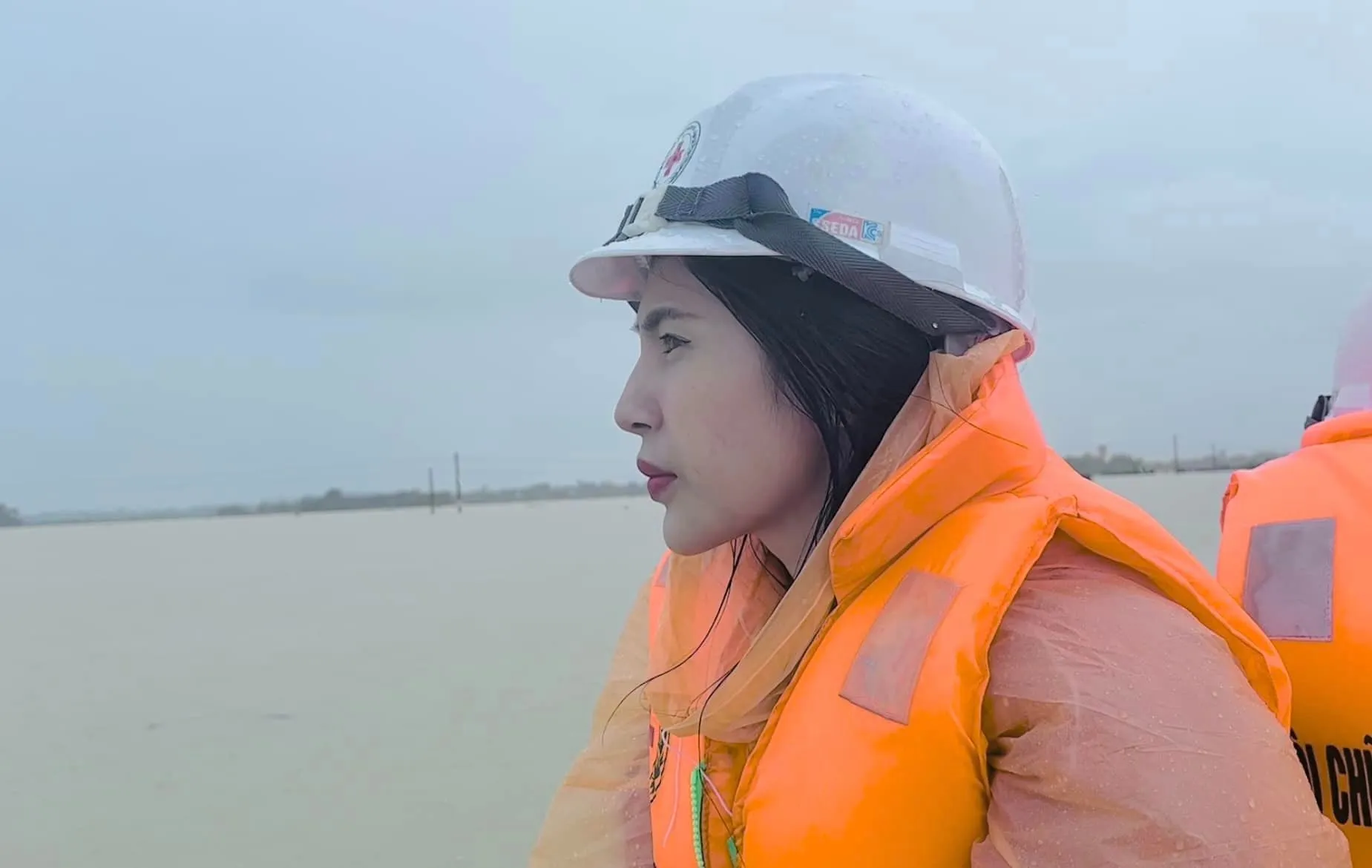 Ca sĩ Thủy Tiên báo tin vui sau chuyến từ thiện âm thầm tại miền Trung