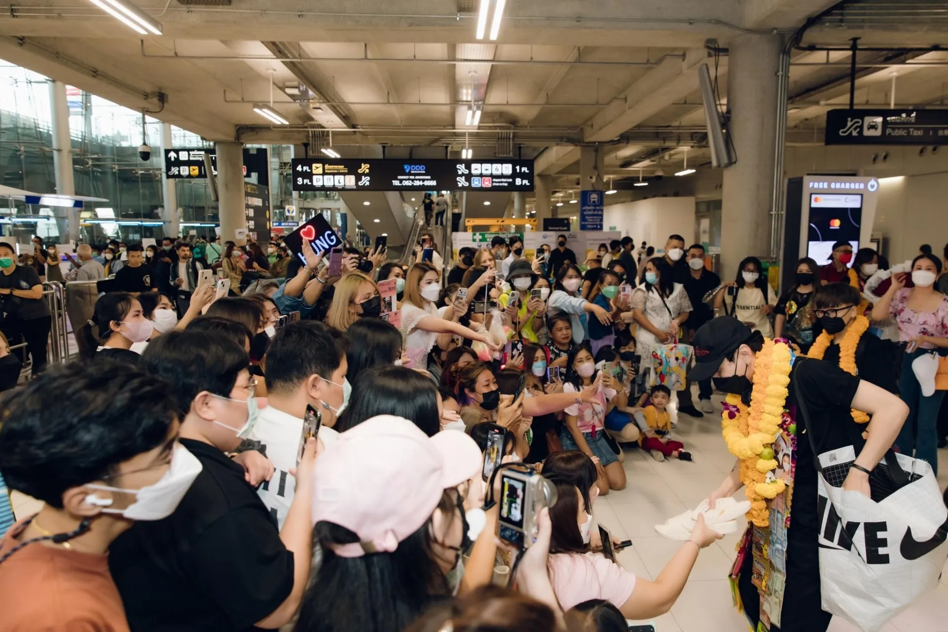 Tri ân fan Thái, Quang Hùng MasterD tặng hẳn dép tổ ong và dép tông Việt Nam