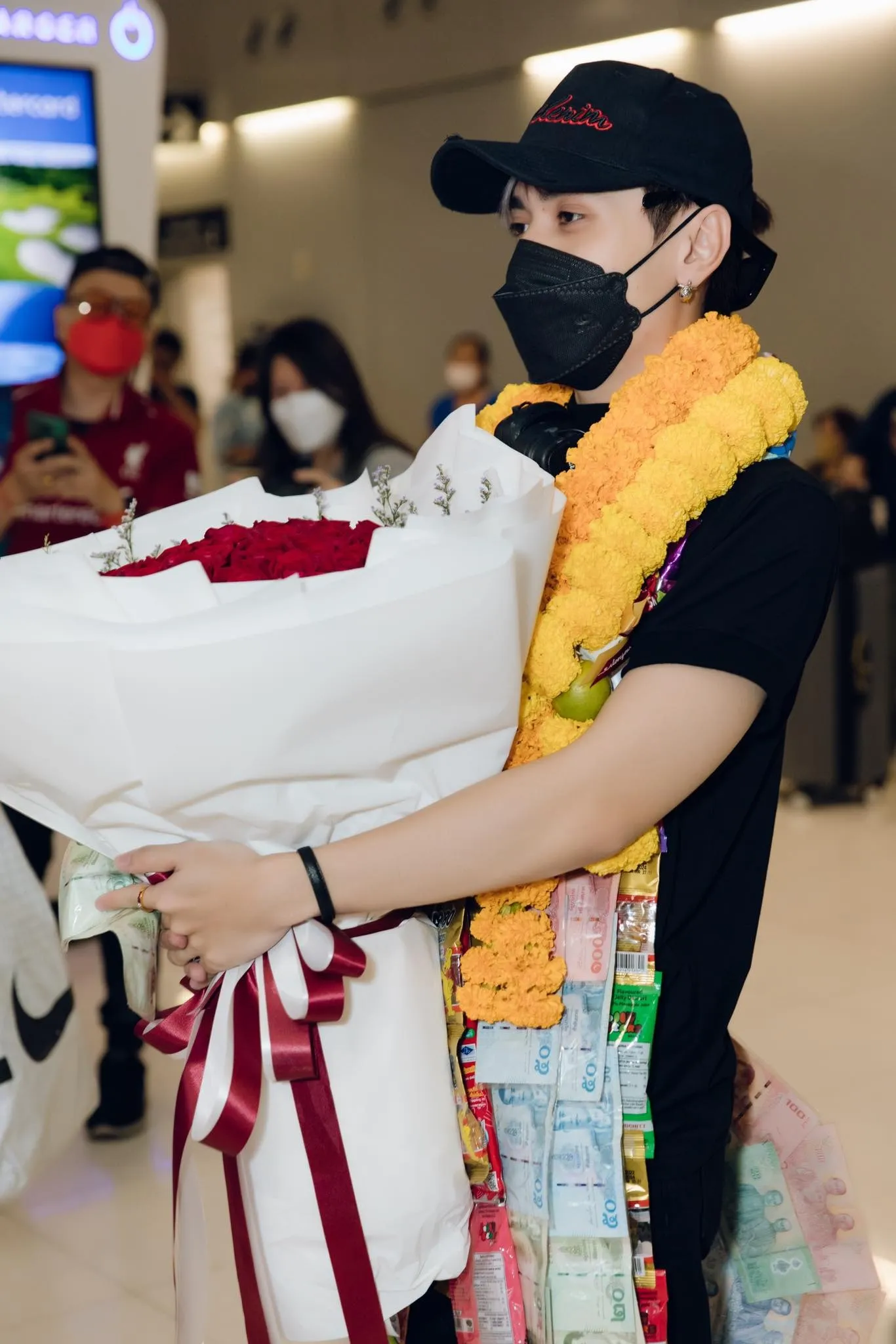 Tri ân fan Thái, Quang Hùng MasterD tặng hẳn dép tổ ong và dép tông Việt Nam