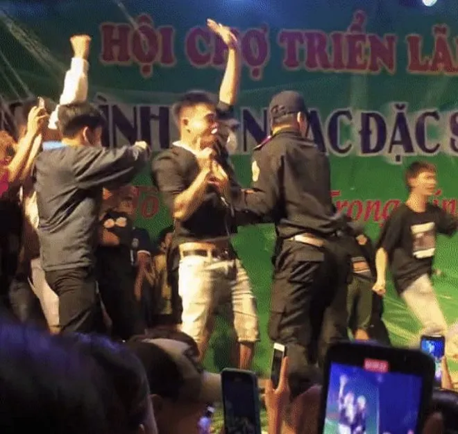 Ca sĩ TiTi HKT bị đám đông khán giả ùa lên bao vây, bảo vệ cản không nổi