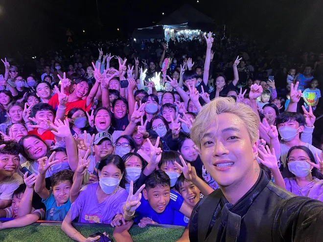 Ca sĩ TiTi HKT bị đám đông khán giả ùa lên bao vây, bảo vệ cản không nổi