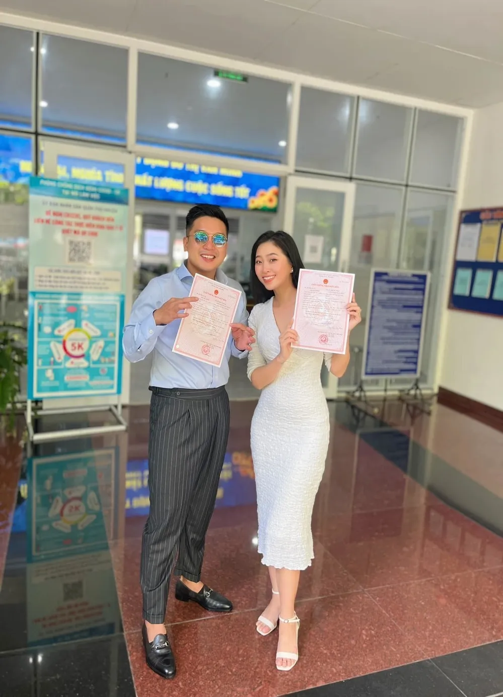 MC Liêu Hà Trinh chụp ảnh cưới màu đen trắng
