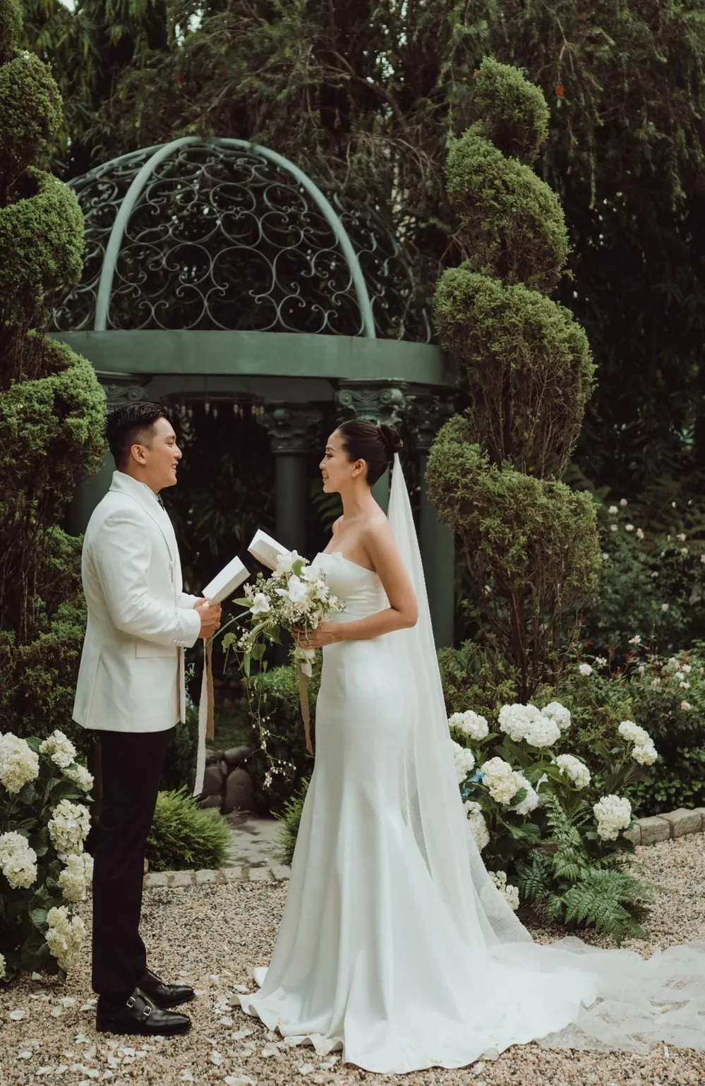 MC Liêu Hà Trinh chụp ảnh cưới màu đen trắng